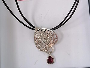 Daun Kadok w dangling garnet pendant necklace